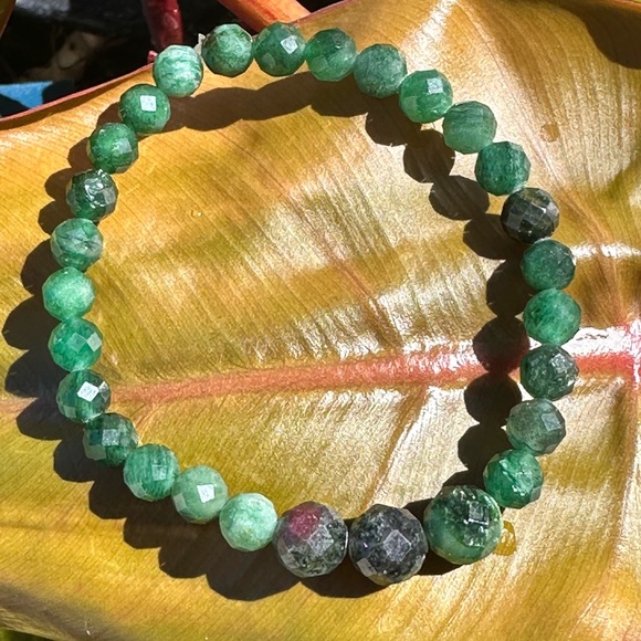 B9. 6mm & 8mm Emerald fine faceted gemstone Bracelet Made in Maui - Picture 3 of 6